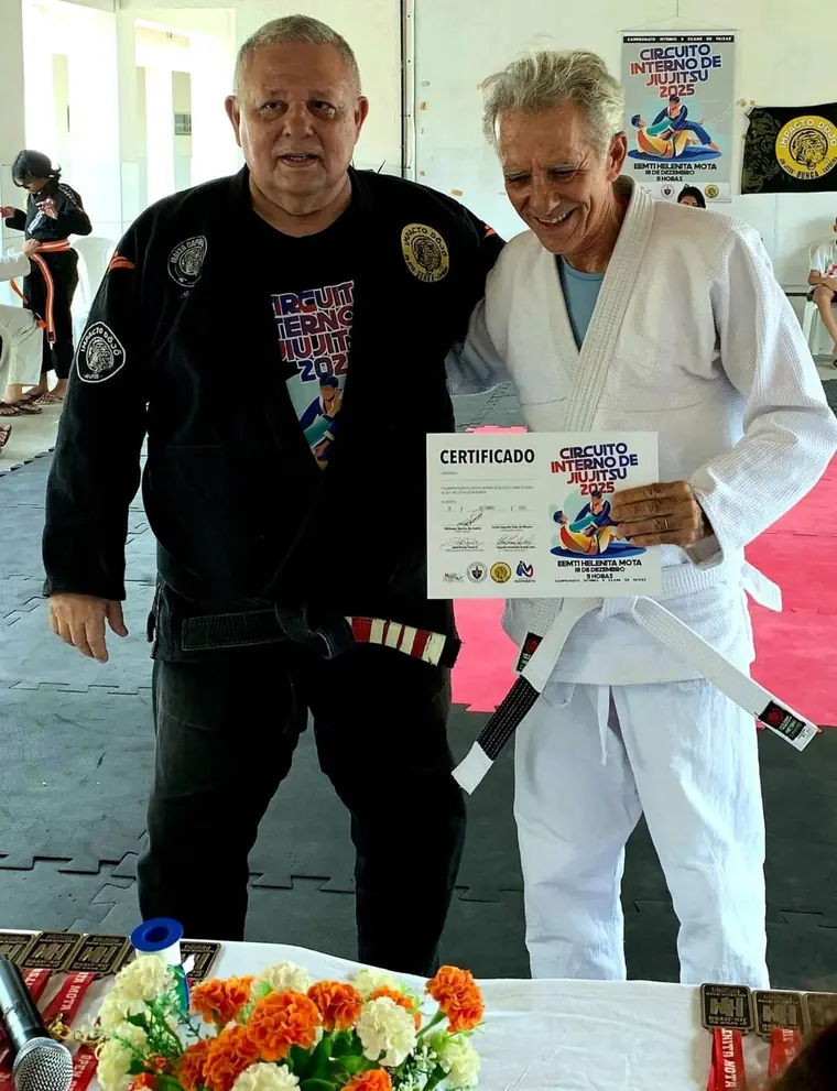 Entrega de certificado ao campeão Alfredo Montenegro
