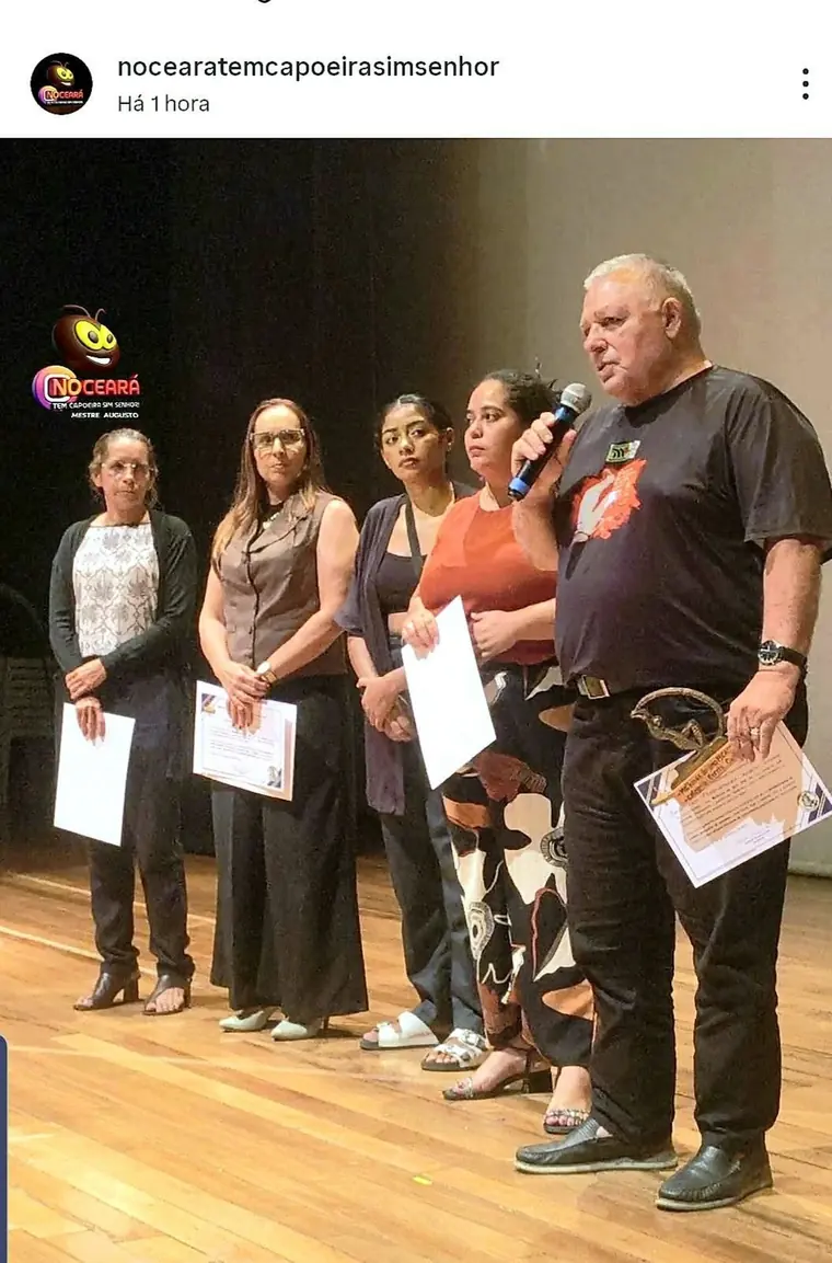 Entrega de certificados no palco durante cerimônia