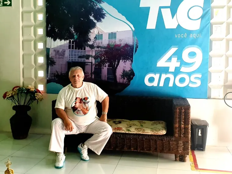 Mestre Dunga em estúdio da TVC