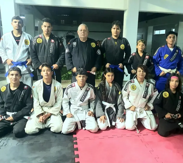 Equipe Impacto Dōjō posando de kimono no tatame