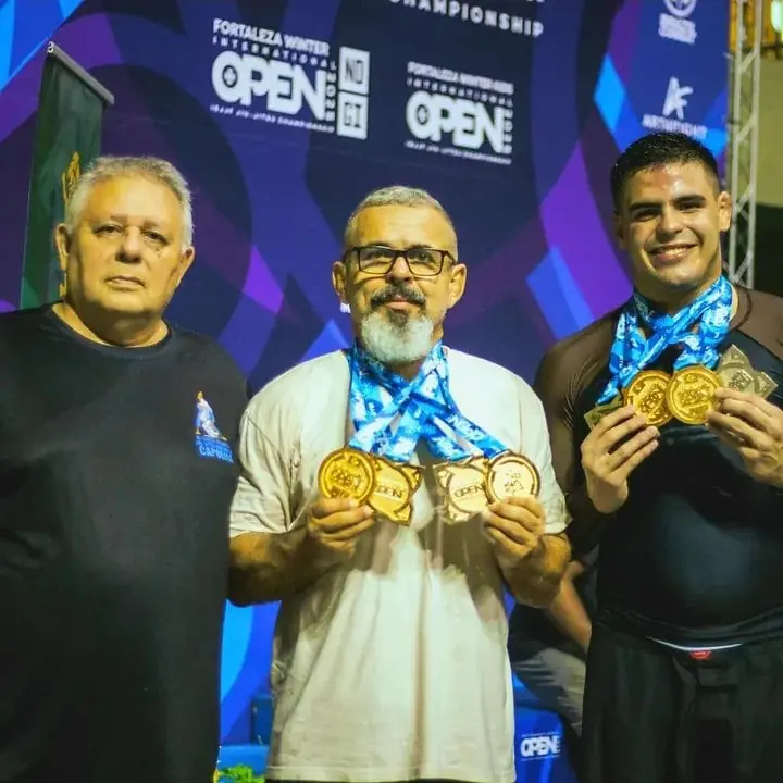 Atletas exibindo medalhas de ouro no Fortaleza Winter Open