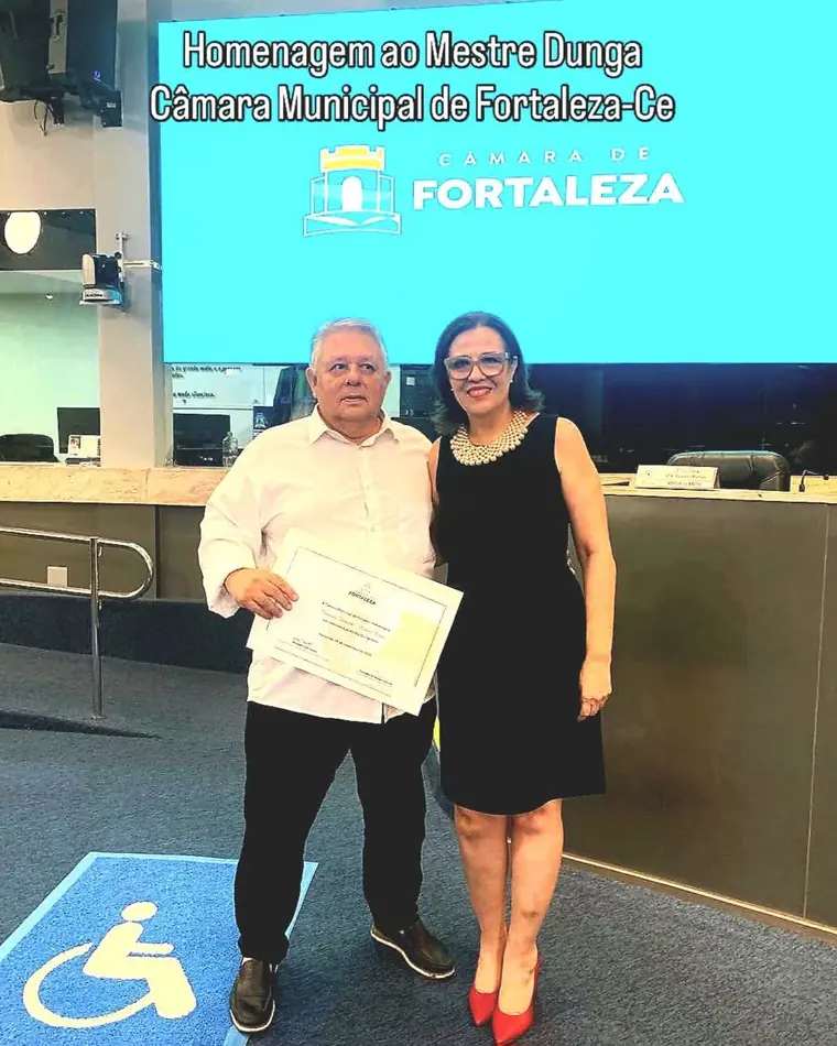 Mestre Dunga recebendo homenagem na Câmara Municipal de Fortaleza