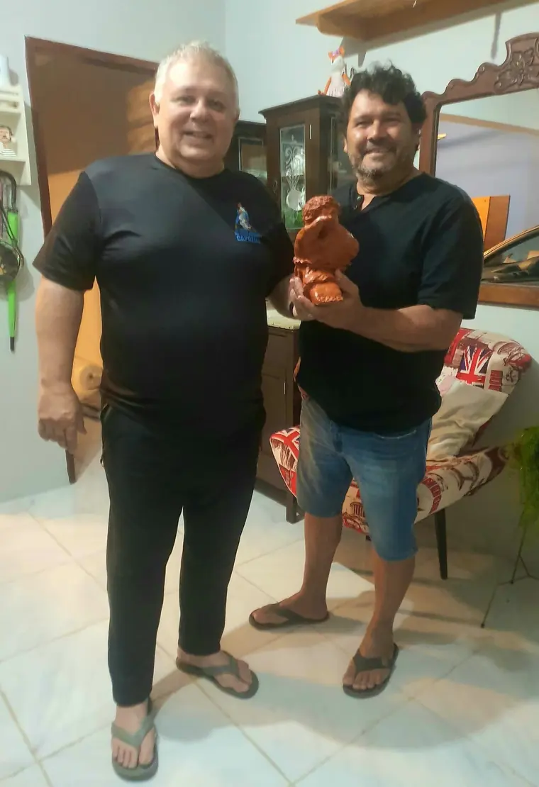 Mestre Dunga recebendo escultura do artista Azim