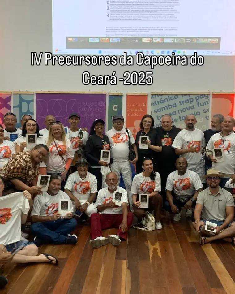 Grupo no lançamento da revista digital Movimento