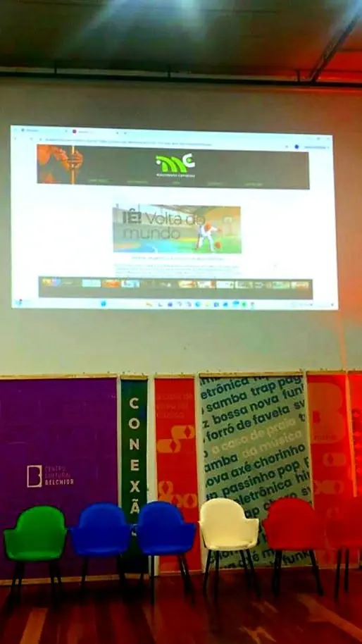 Tela de projeção durante o lançamento da revista digital