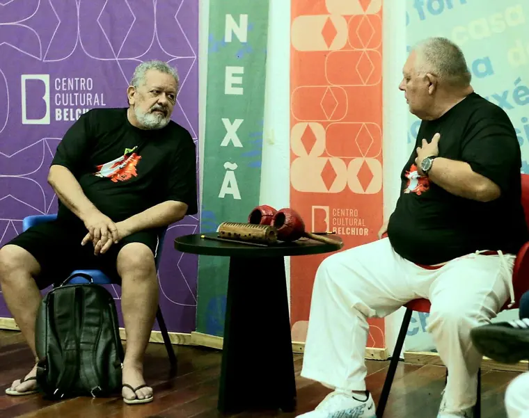 Mestre Jean e Mestre Dunga em mesa de lançamento da revista