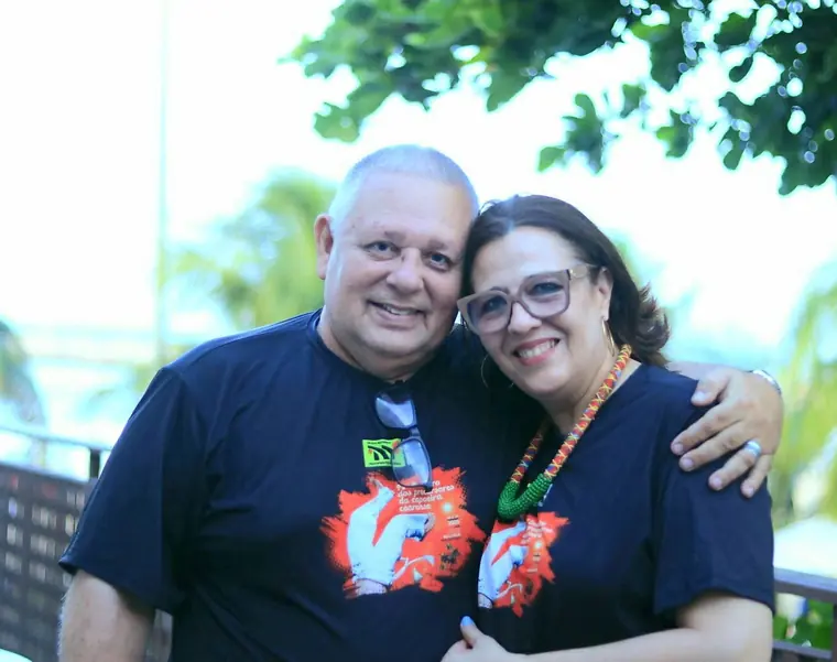 Mestre Dunga ao lado da professora Nodja