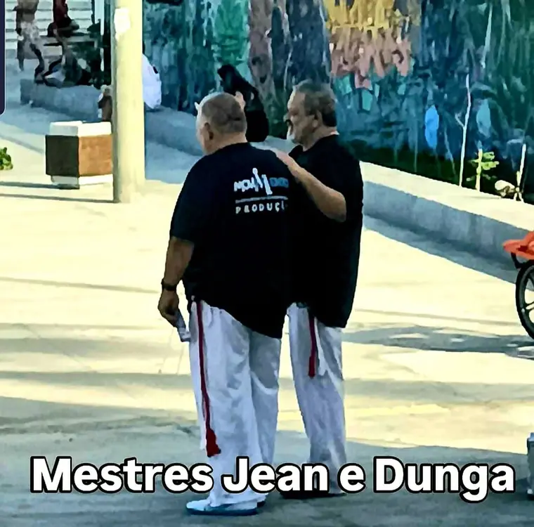 Mestres Jean e Dunga caminhando juntos