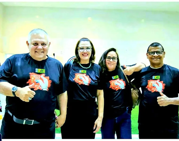 Equipe comemorando a premiação de melhor evento cultural