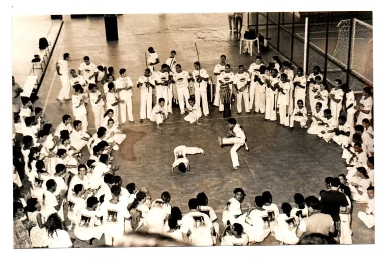 Roda de capoeira vista do alto em um ginásio