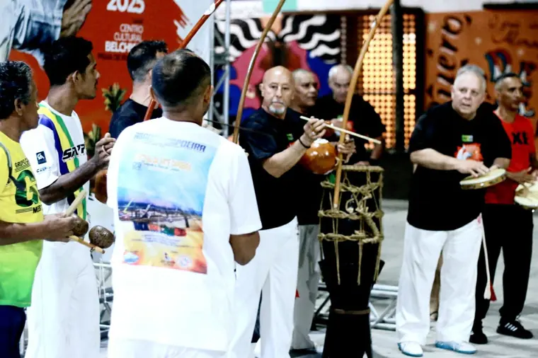 Roda de capoeira com berimbaus no Centro Cultural Belchior, Praia de Iracema