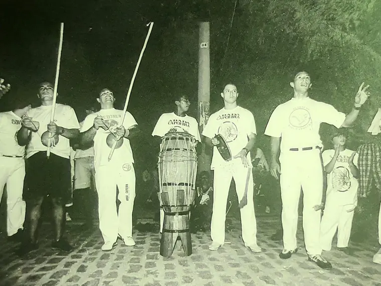 Roda de capoeira em preto e branco na Praia de Iracema