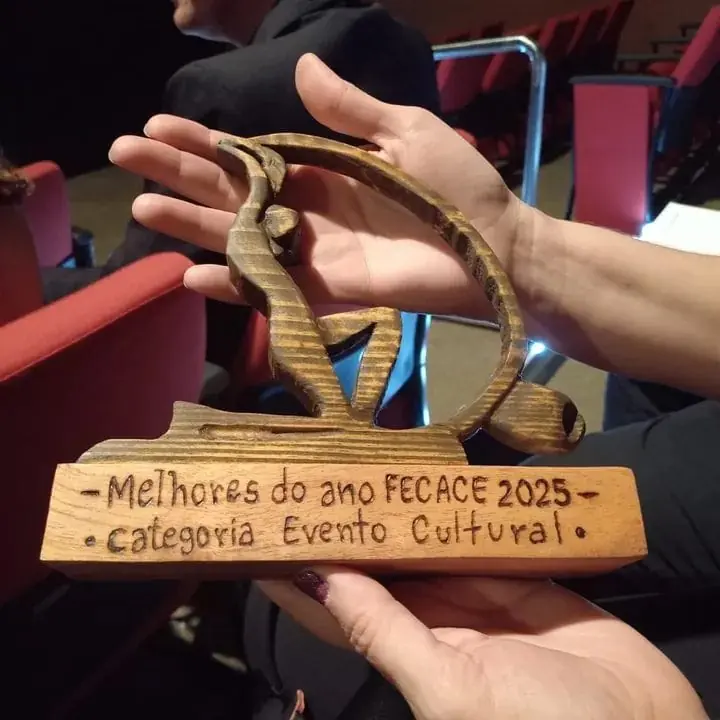 Troféu de madeira Melhores do Ano FECACE 2025