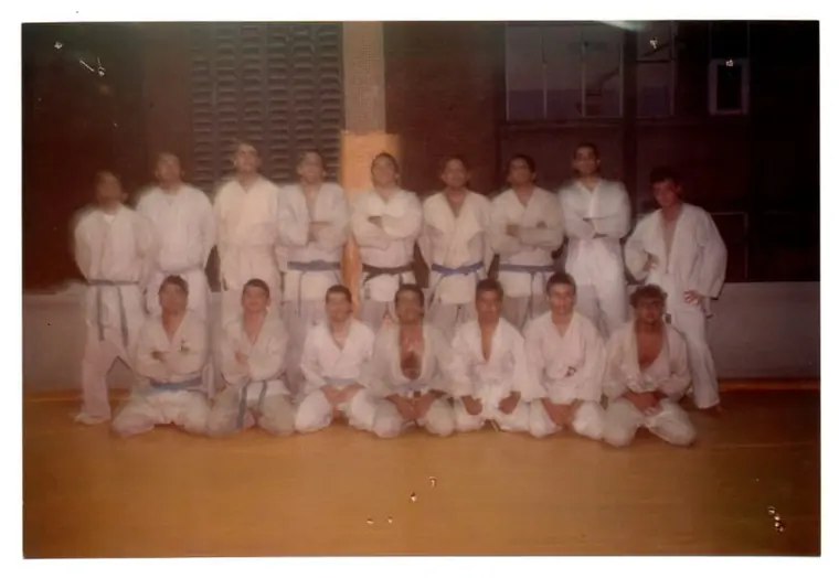 Turma de kimono posando em dojo nos anos 80