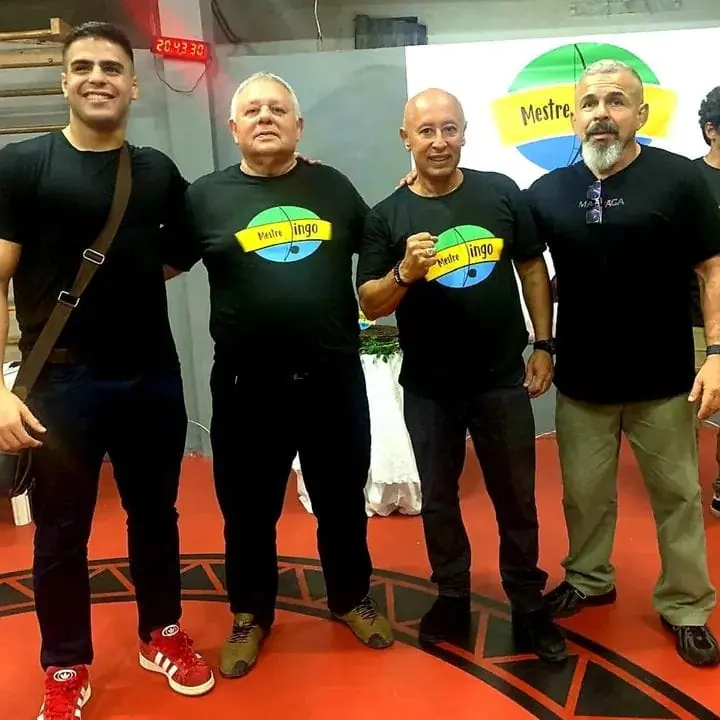 Mestres reunidos durante visita à academia